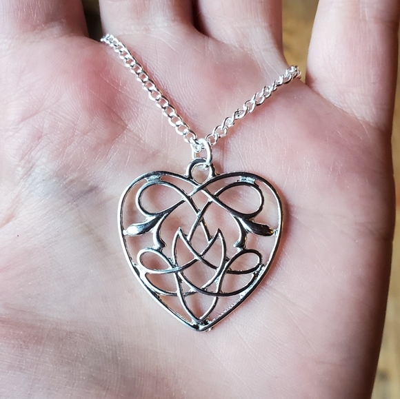 NWOT Silver Celtic Knot Heart Necklace - Picture 6 of 9